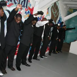 Aiden Aspen en - Interracial Blowbang (foto 4) Aiden Aspen en 'Dogfart' - Interracial Blowbang (Miniatura 4)