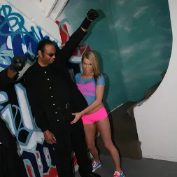 Aiden Aspen en - Interracial Blowbang (foto 5) Aiden Aspen en 'Dogfart' - Interracial Blowbang (Miniatura 5)