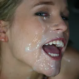 Aiden Aspen en - Interracial Blowbang (foto 29) Aiden Aspen en 'Dogfart' - Interracial Blowbang (Miniatura 29)