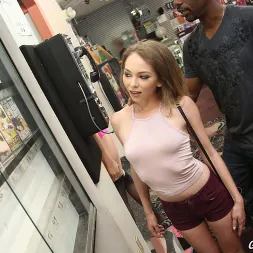 Angel Smalls en - Glory Hole (foto 4) Angel Smalls en 'Dogfart' - Glory Hole (Miniatura 4)