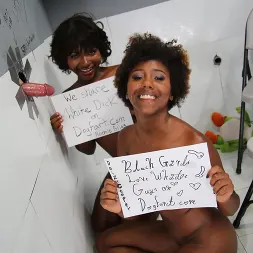 Daizy Cooper en 'Dogfart' and Noemie Bilas - Gloryhole Initiations (Miniatura 29)