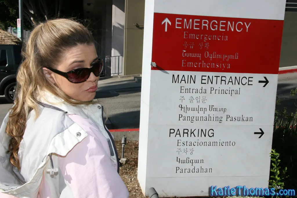 Dogfart 'Katie Thomas' protagonizando Katie Thomas (foto 2)