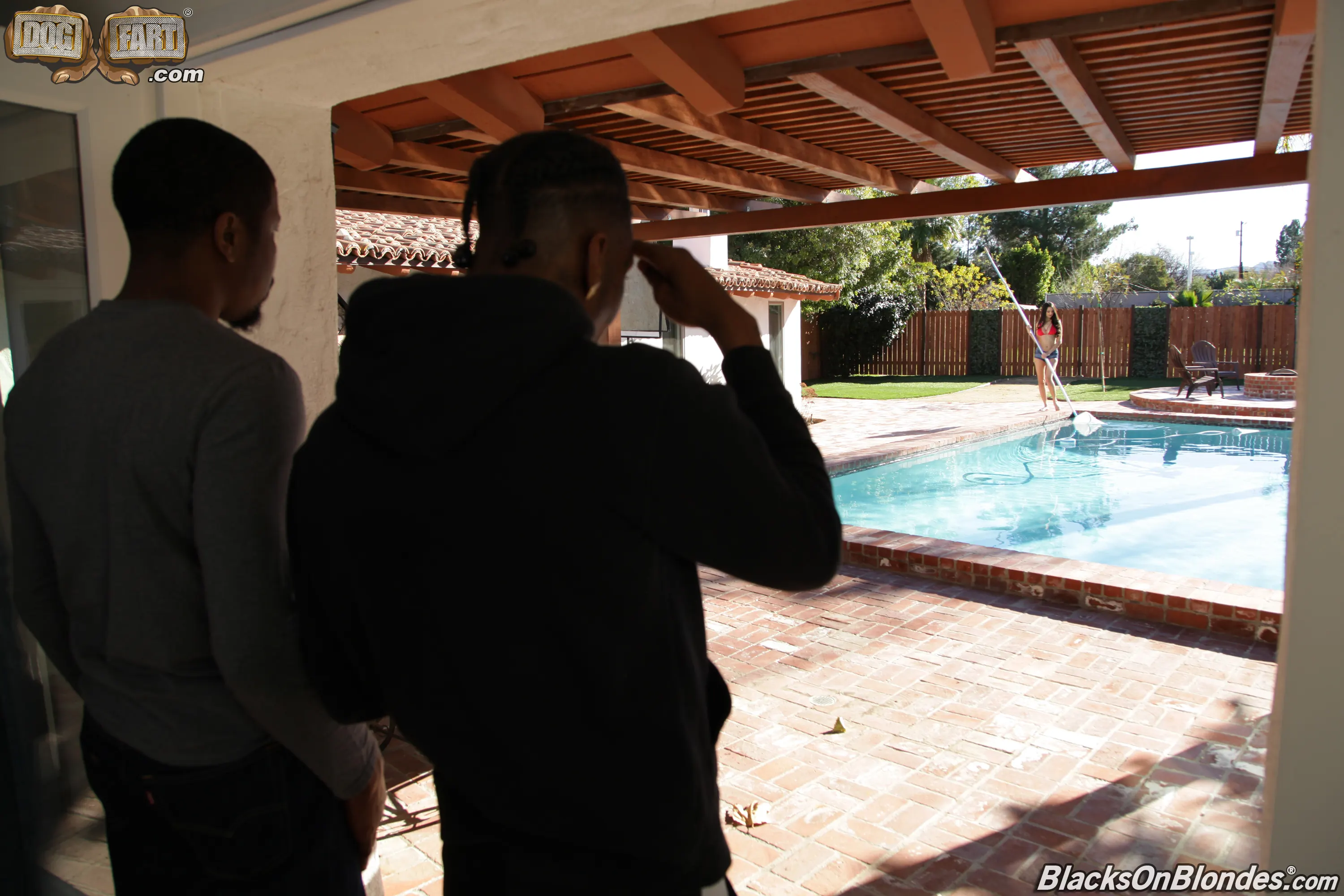 Dogfart '- Blacks On Blondes' protagonizando Eliza Ibarra (foto 1)