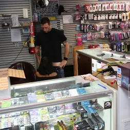 Ivory Logan in - Gloryhole Initiations (Photo 4) Ivory Logan in 'Dogfart' - Gloryhole Initiations (Thumbnail 4)