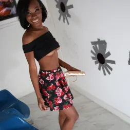 Ivory Logan in - Gloryhole Initiations (Photo 12) Ivory Logan in 'Dogfart' - Gloryhole Initiations (Thumbnail 12)