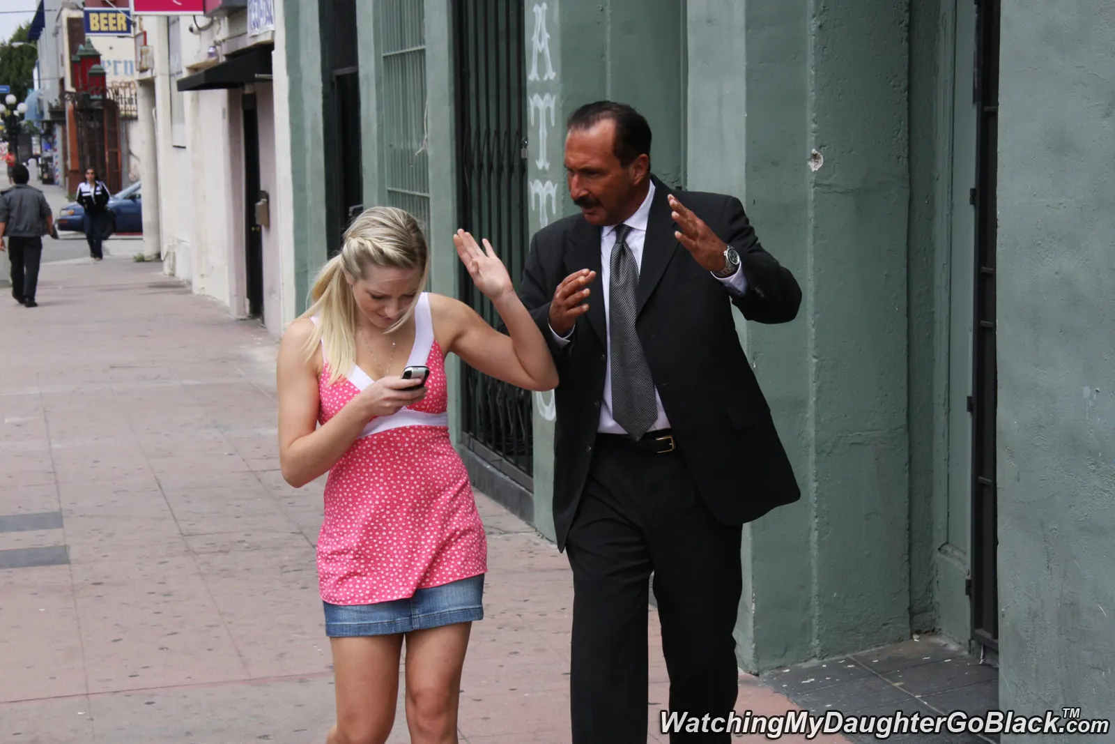 Dogfart '- Watching My Daughter Go Black' protagonizando Kylee Reese (foto 1)