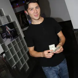 Riley Nixon en - Glory Hole (foto 28) Riley Nixon en 'Dogfart' - Glory Hole (Miniatura 28)