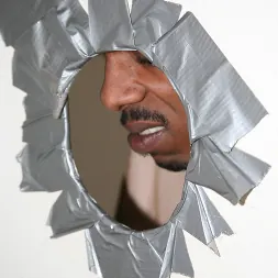 Sindy Lange en 'Dogfart' - Watching My Mom Go Black (Miniatura 6)