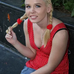 Katie Thomas in 'Dogfart' Katie Thomas (Thumbnail 3)